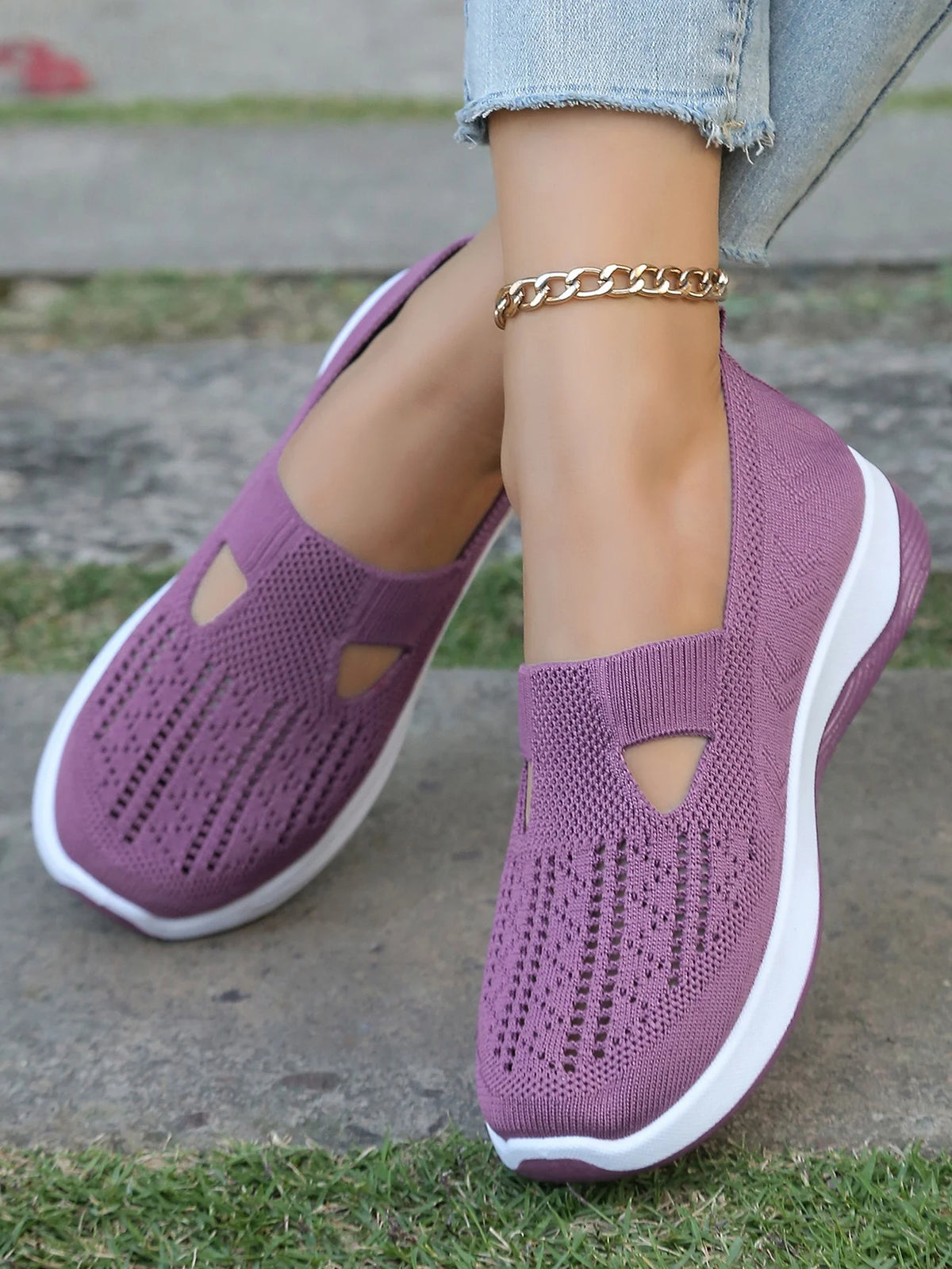 Zapatillas de tejido calado con cuña baja y punta redonda