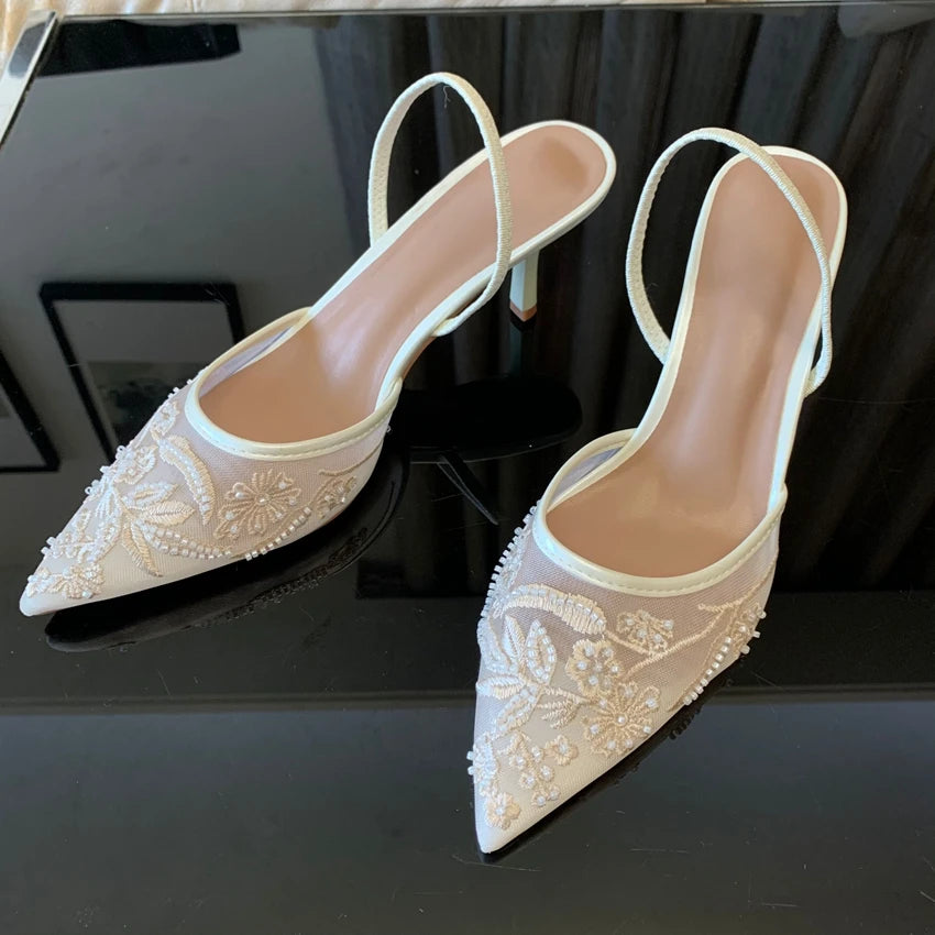 Zapatos slingback de malla con flores bordadas y taco fino