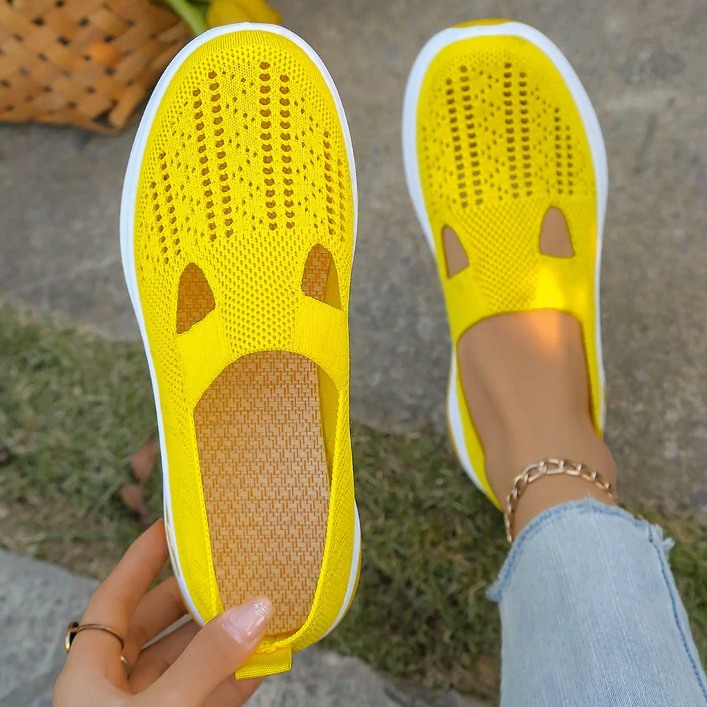 Zapatillas de tejido calado con cuña baja y punta redonda