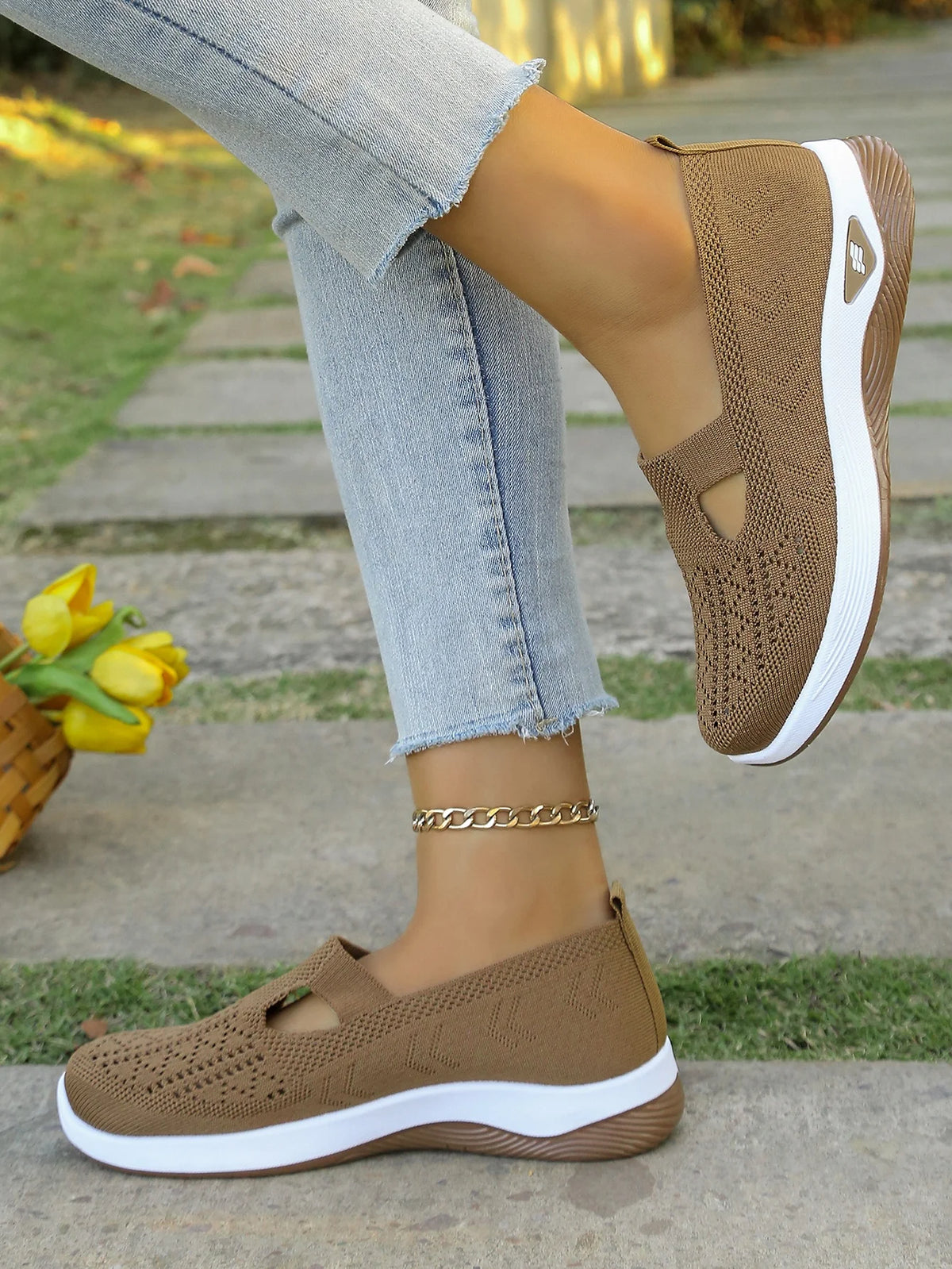 Zapatillas de tejido calado con cuña baja y punta redonda