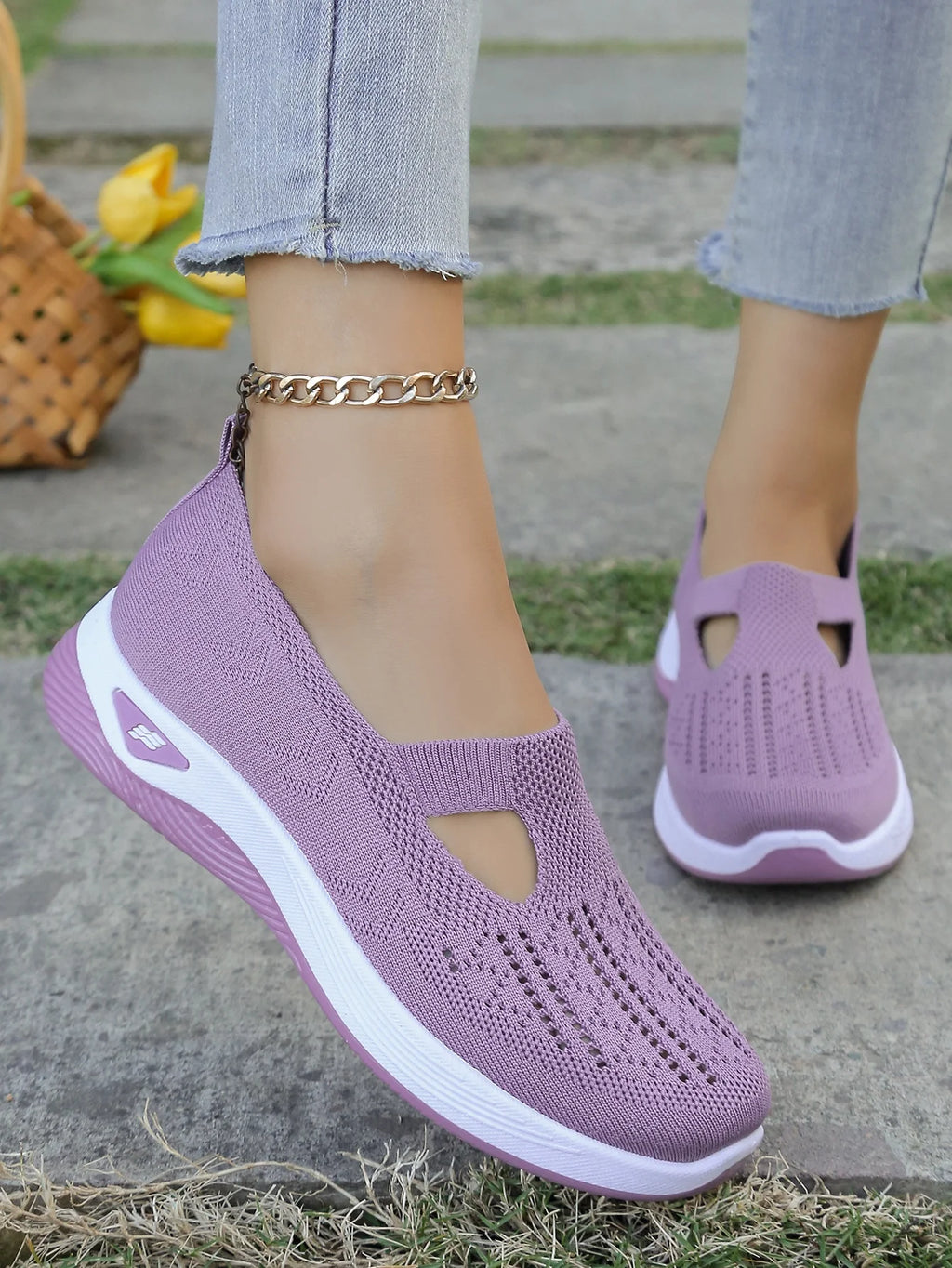 Zapatillas de tejido calado con cuña baja y punta redonda