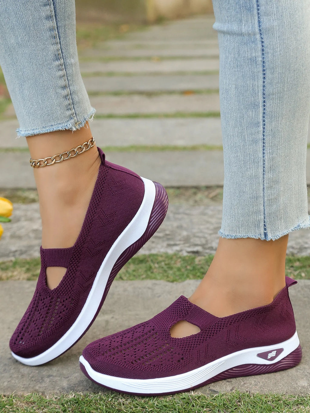 Zapatillas de tejido calado con cuña baja y punta redonda