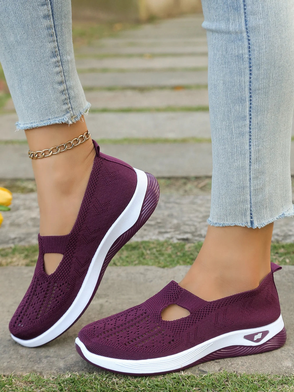 Zapatillas de tejido calado con cuña baja y punta redonda