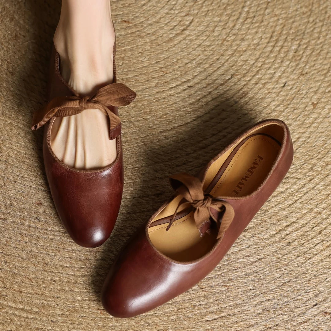 Zapatos de mujer en cuero con moño y punta redonda