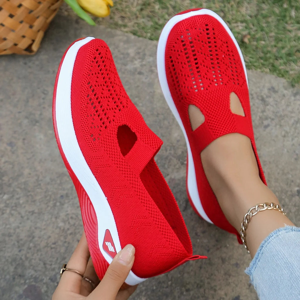 Zapatillas de tejido calado con cuña baja y punta redonda