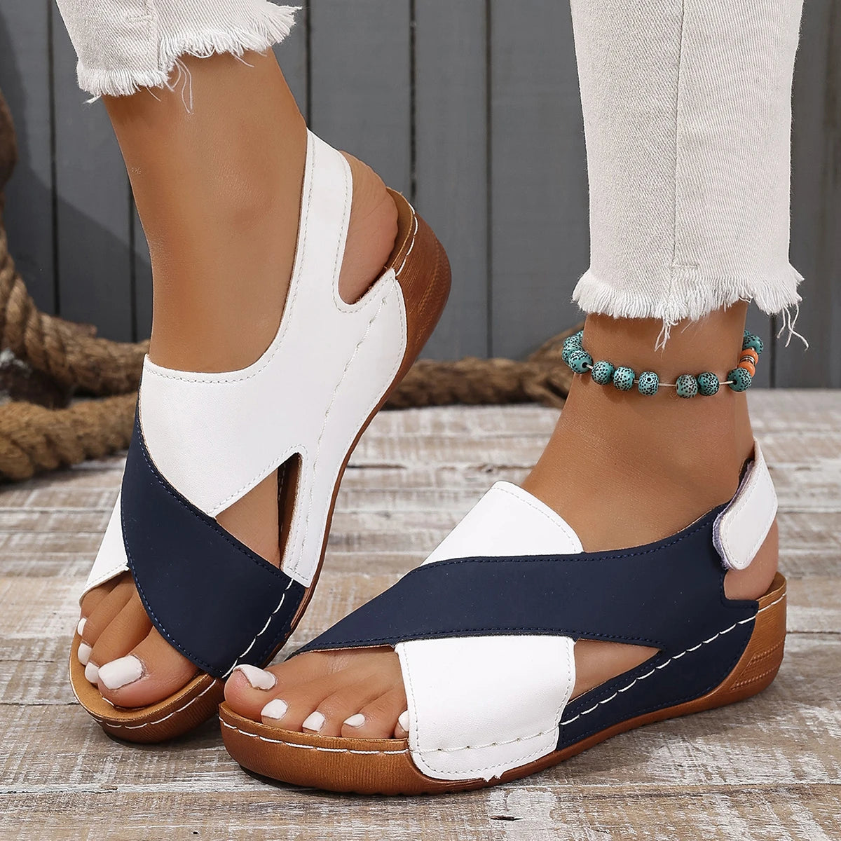Sandalias con taco chino bajo y tiras con abrojo
