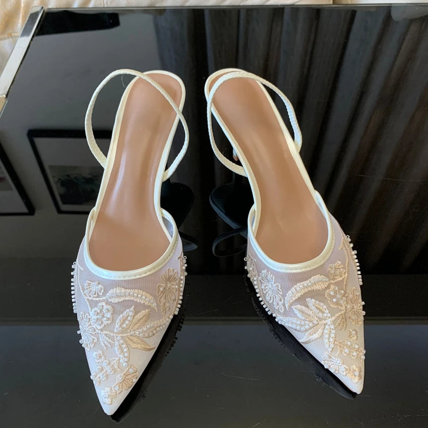 Zapatos slingback de malla con flores bordadas y taco fino