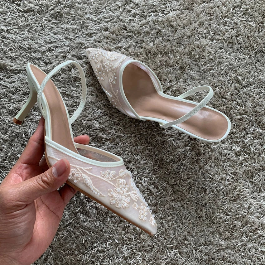 Stilettos destalonados de malla bordada con tira posterior