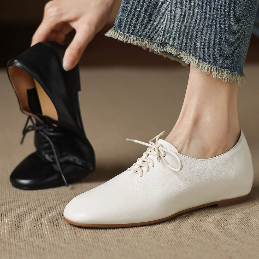 Zapatos de mujer en cuero con cordones y punta redonda
