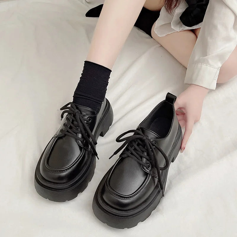 Zapatos de mujer con plataforma y detalles calados