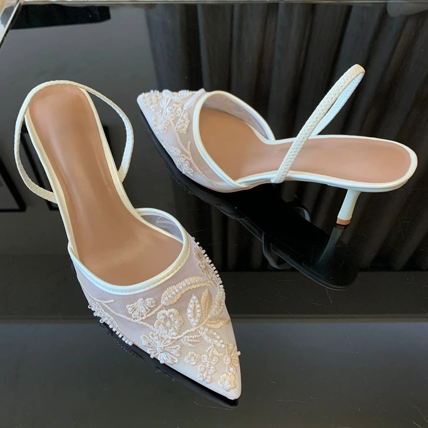 Zapatos slingback de malla con flores bordadas y taco fino