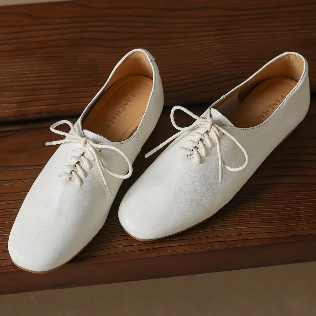 Zapatos de mujer en cuero con cordones y punta redonda