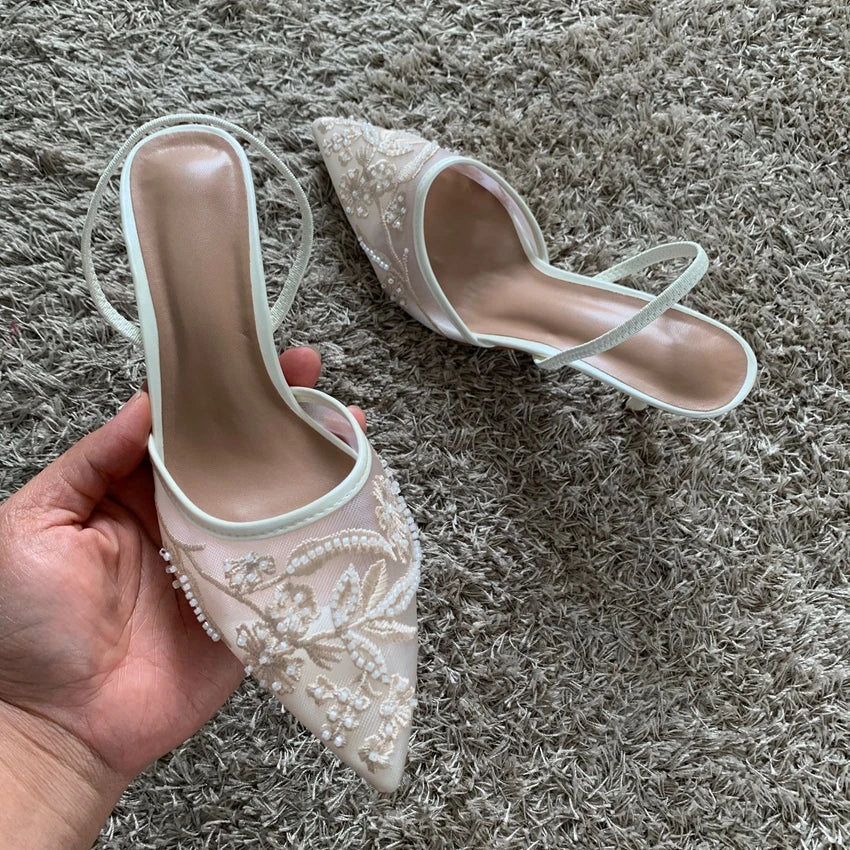 Stilettos destalonados de malla bordada con tira posterior