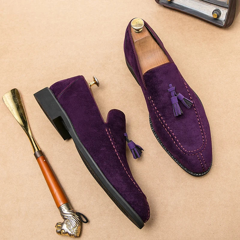 Mocasines de gamuza vacuna con borlas