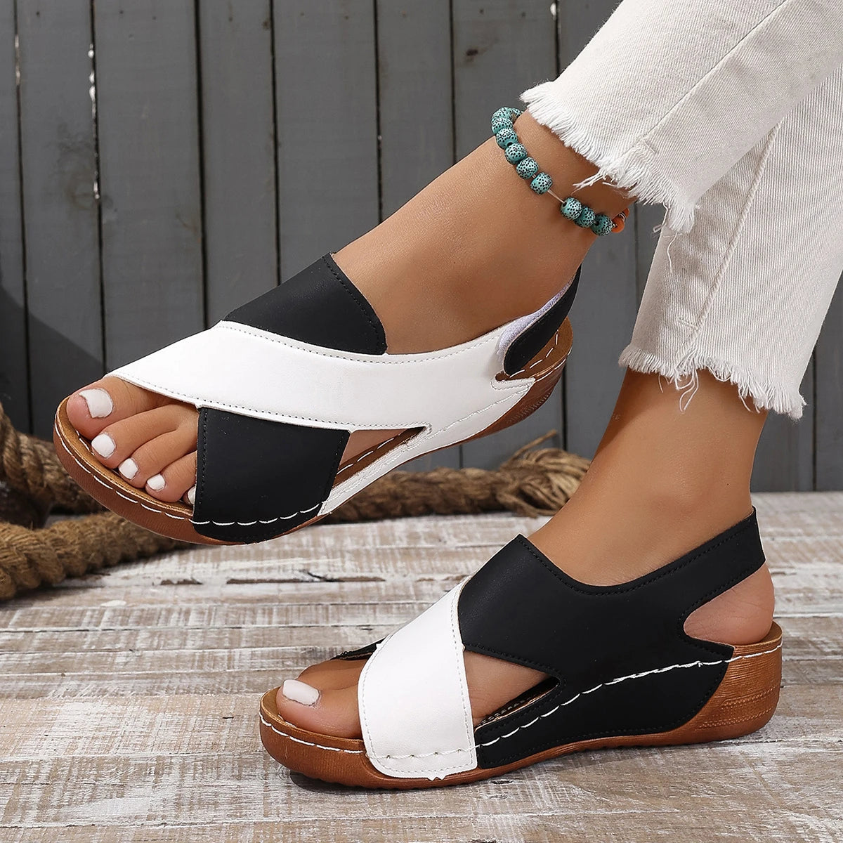 Sandalias con taco chino bajo y tiras con abrojo