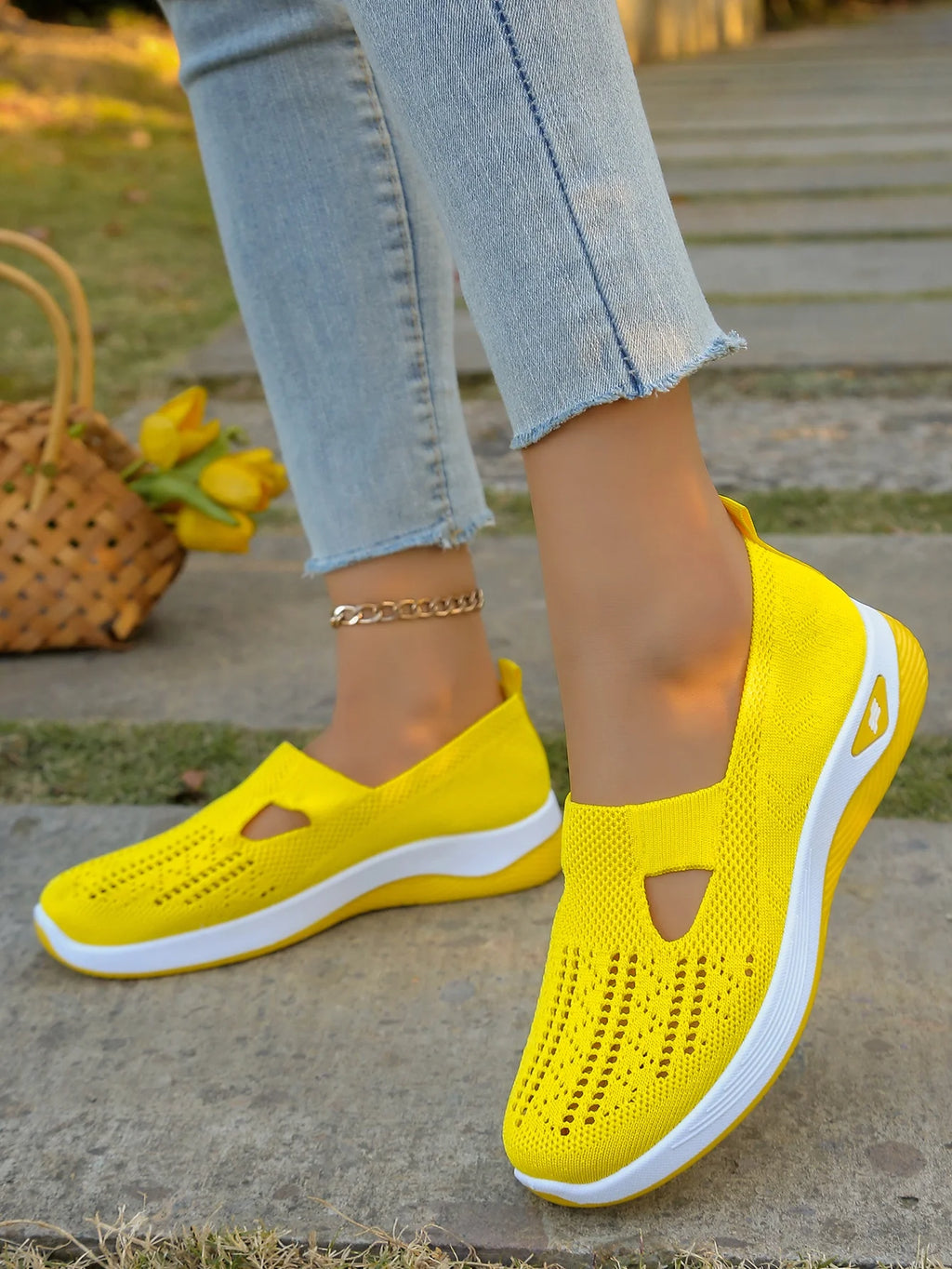 Zapatillas de tejido calado con cuña baja y punta redonda