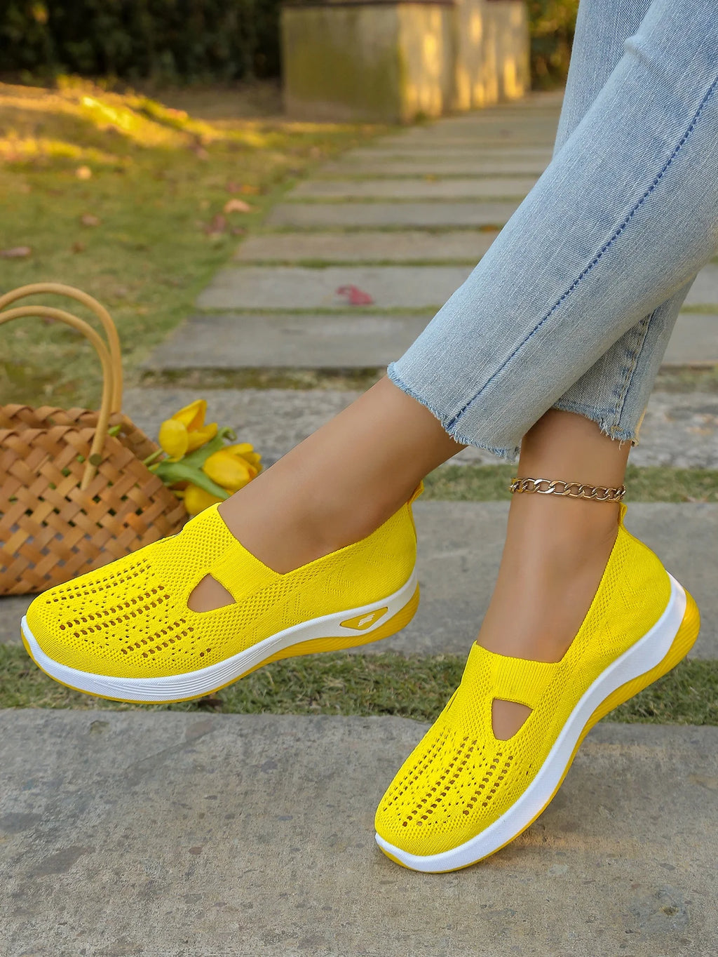 Zapatillas de tejido calado con cuña baja y punta redonda