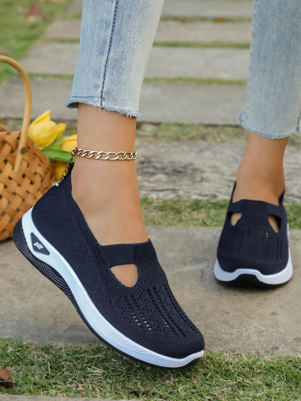 Zapatillas de tejido calado con cuña baja y punta redonda