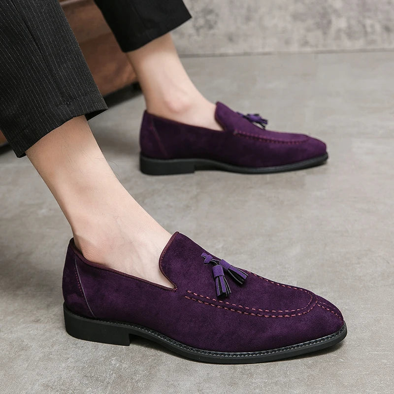 Mocasines de gamuza vacuna con borlas