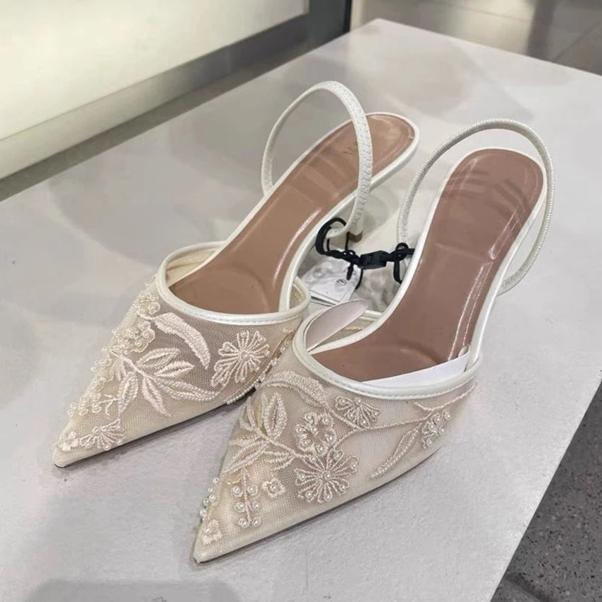 Zapatos slingback de malla con flores bordadas y taco fino