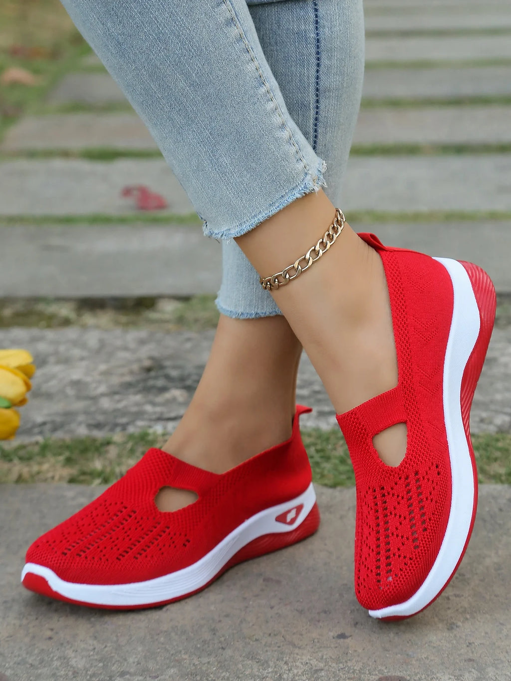 Zapatillas de tejido calado con cuña baja y punta redonda