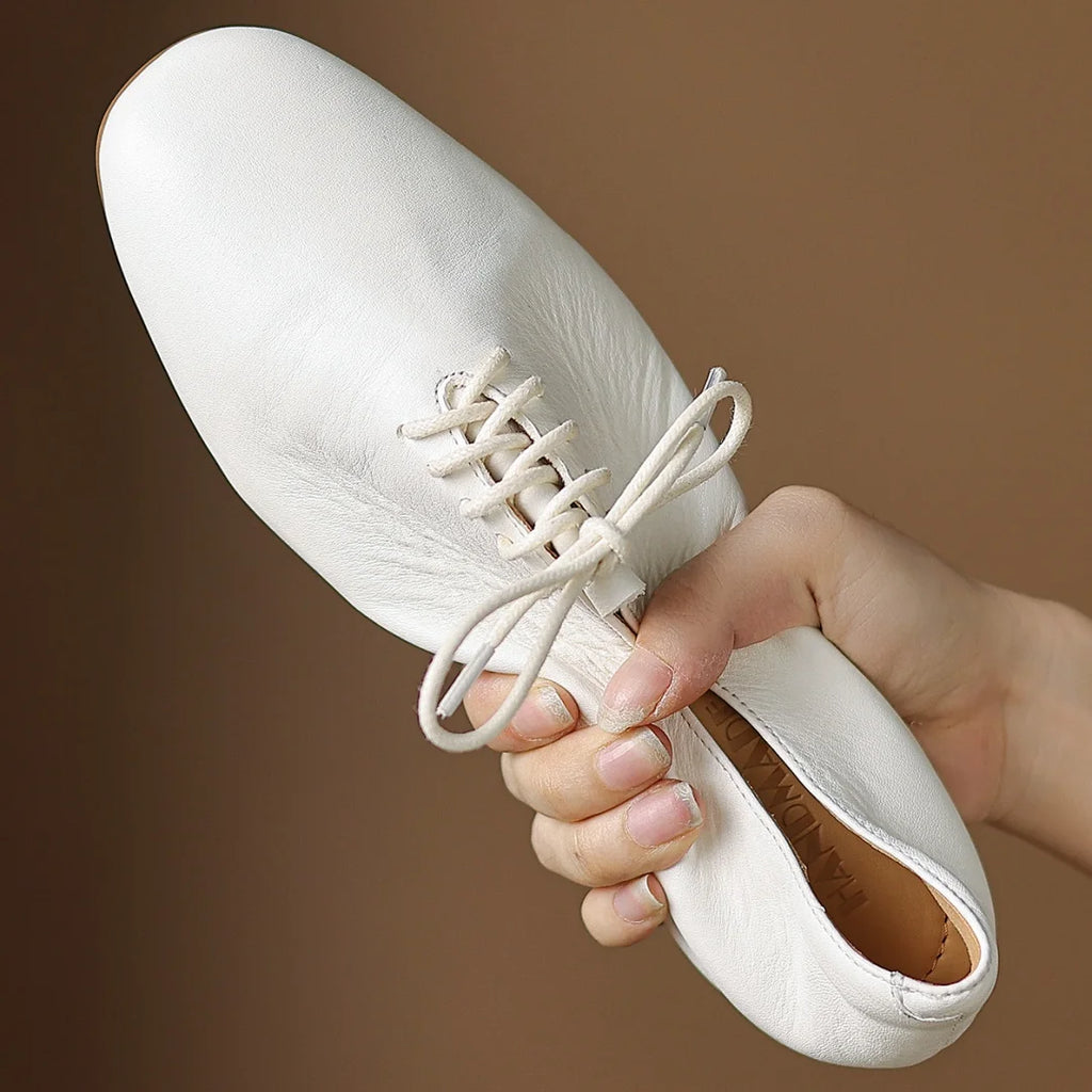 Zapatos de mujer en cuero con cordones y punta redonda