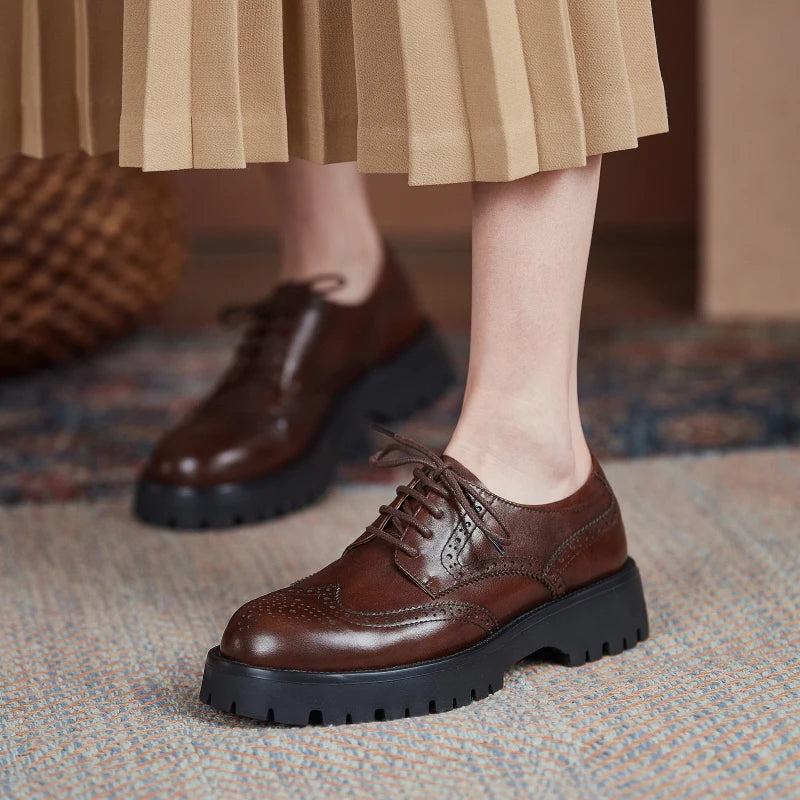 Zapatos Derby de mujer en cuero con plataforma y detalles brogue