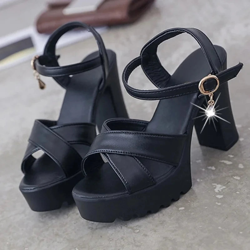 Sandalias de plataforma con taco chino alto y tiras cruzadas