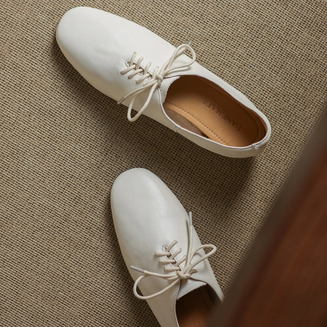 Zapatos de mujer en cuero con cordones y punta redonda