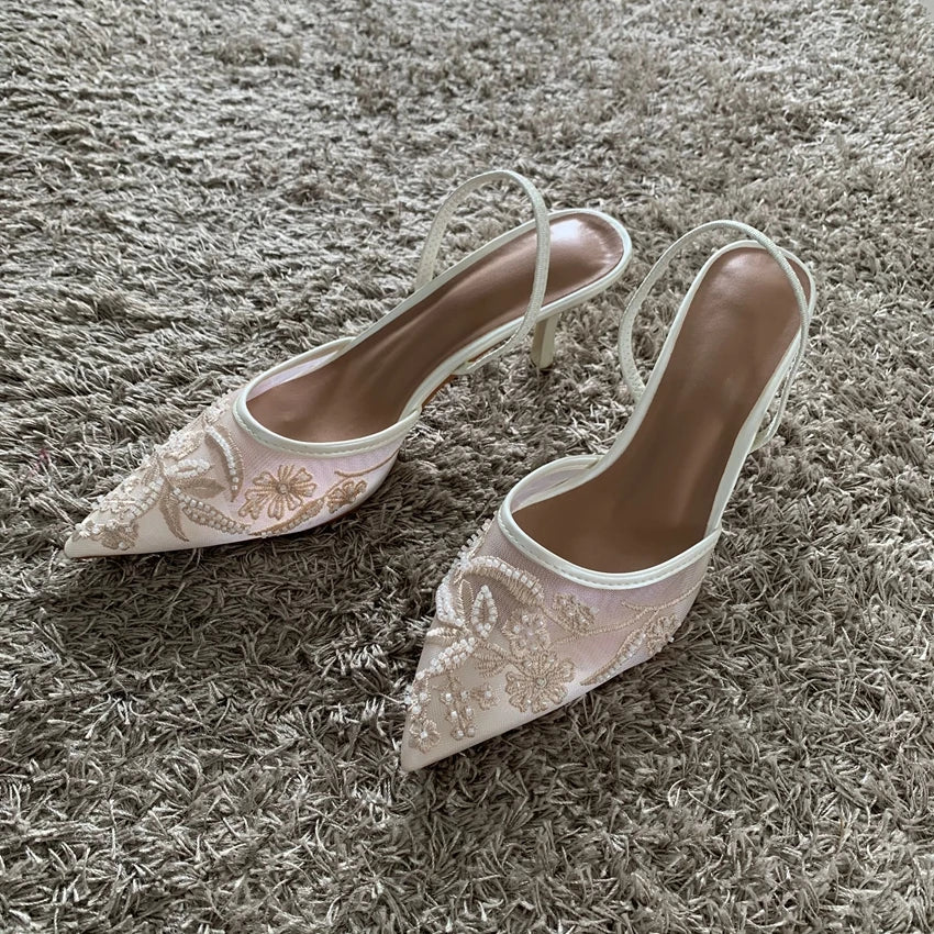 Stilettos destalonados de malla bordada con tira posterior