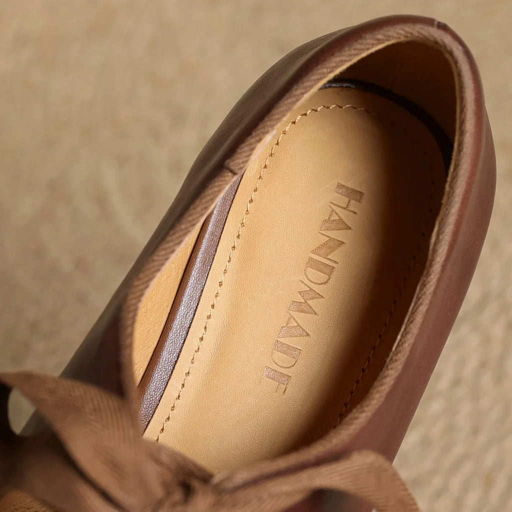 Zapatos de mujer en cuero con moño y punta redonda