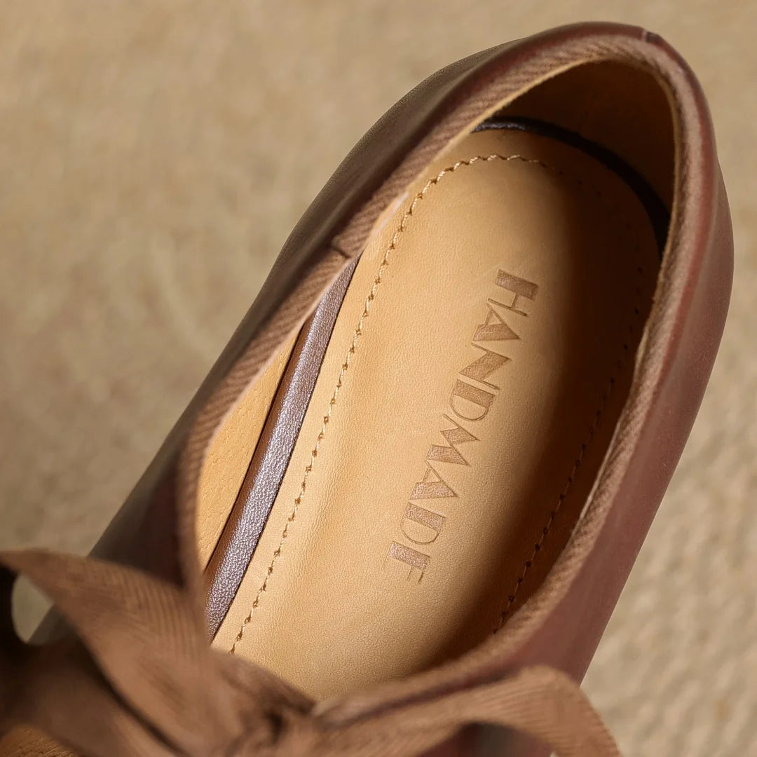 Zapatos de mujer en cuero con moño y punta redonda