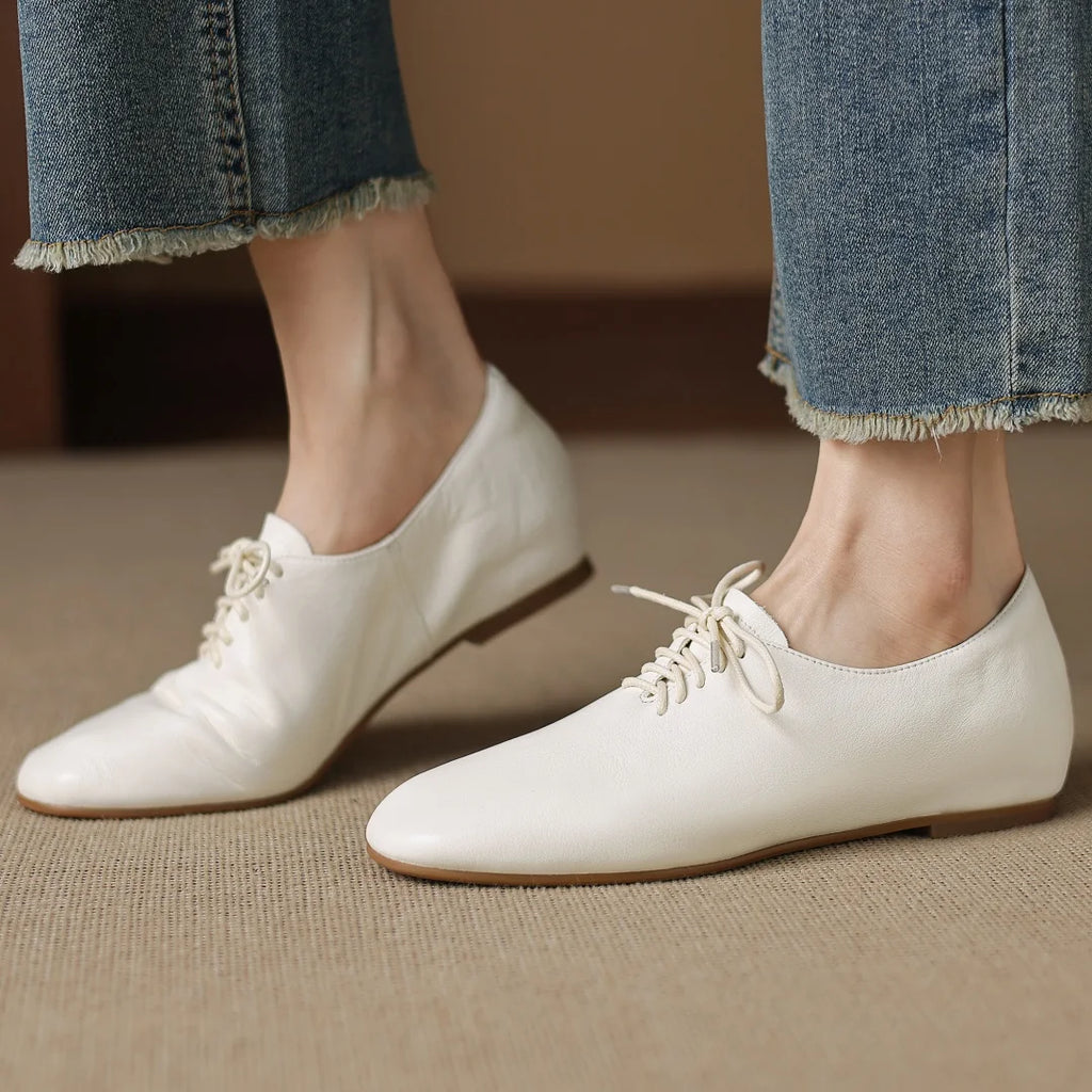Zapatos de mujer en cuero con cordones y punta redonda