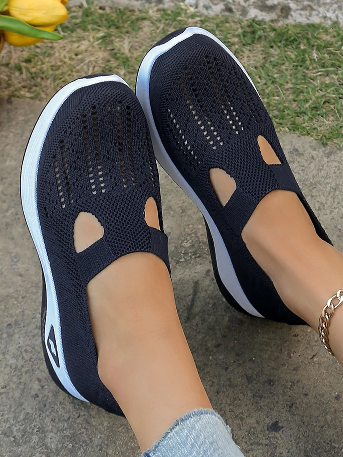 Zapatillas de tejido calado con cuña baja y punta redonda