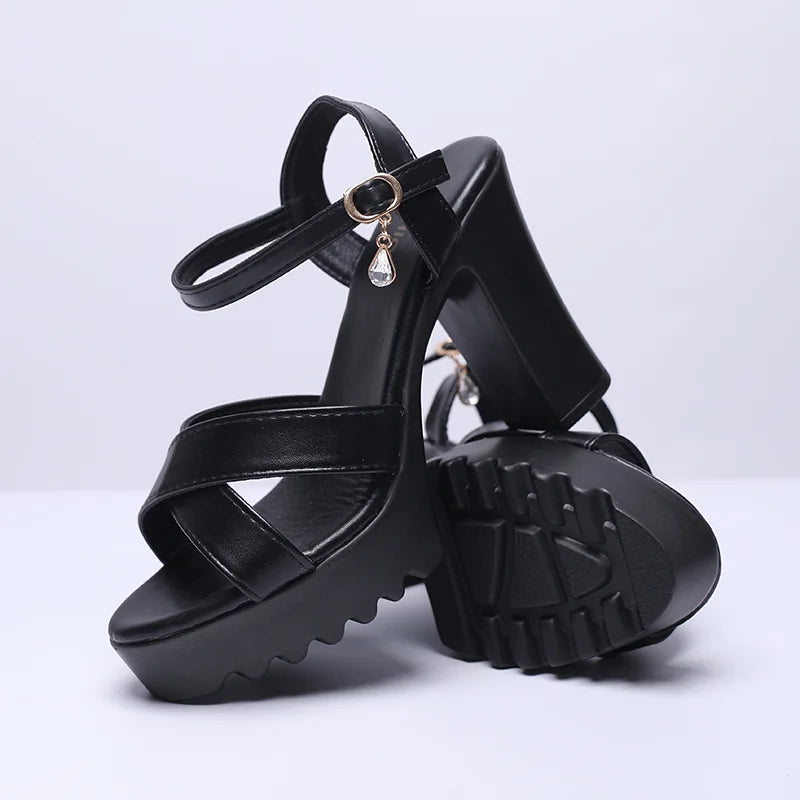 Sandalias de plataforma con taco chino alto y tiras cruzadas