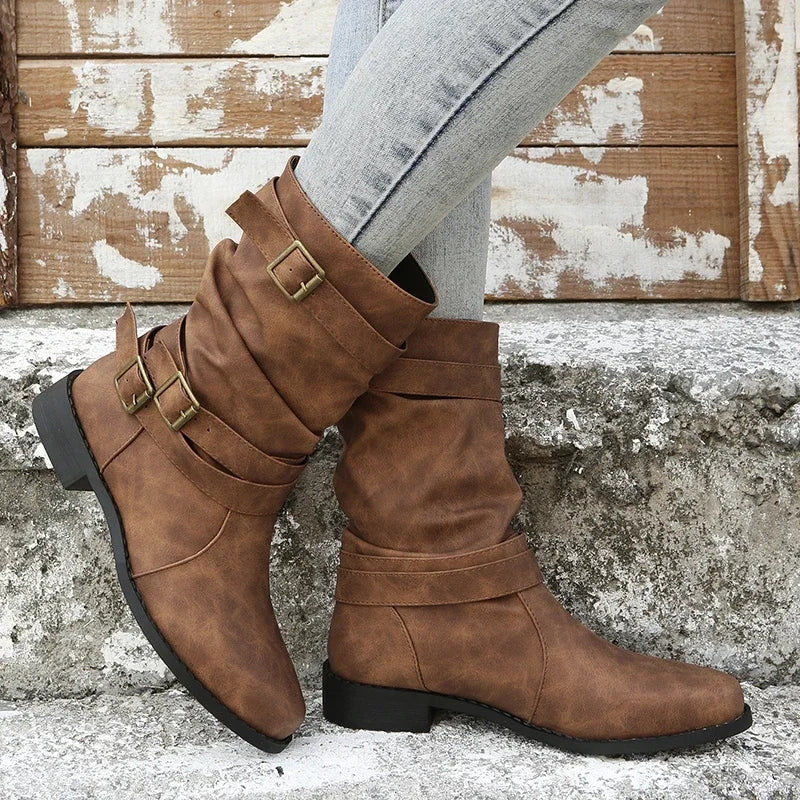 Botas cortas con hebilla decorativa y taco cuña bajo