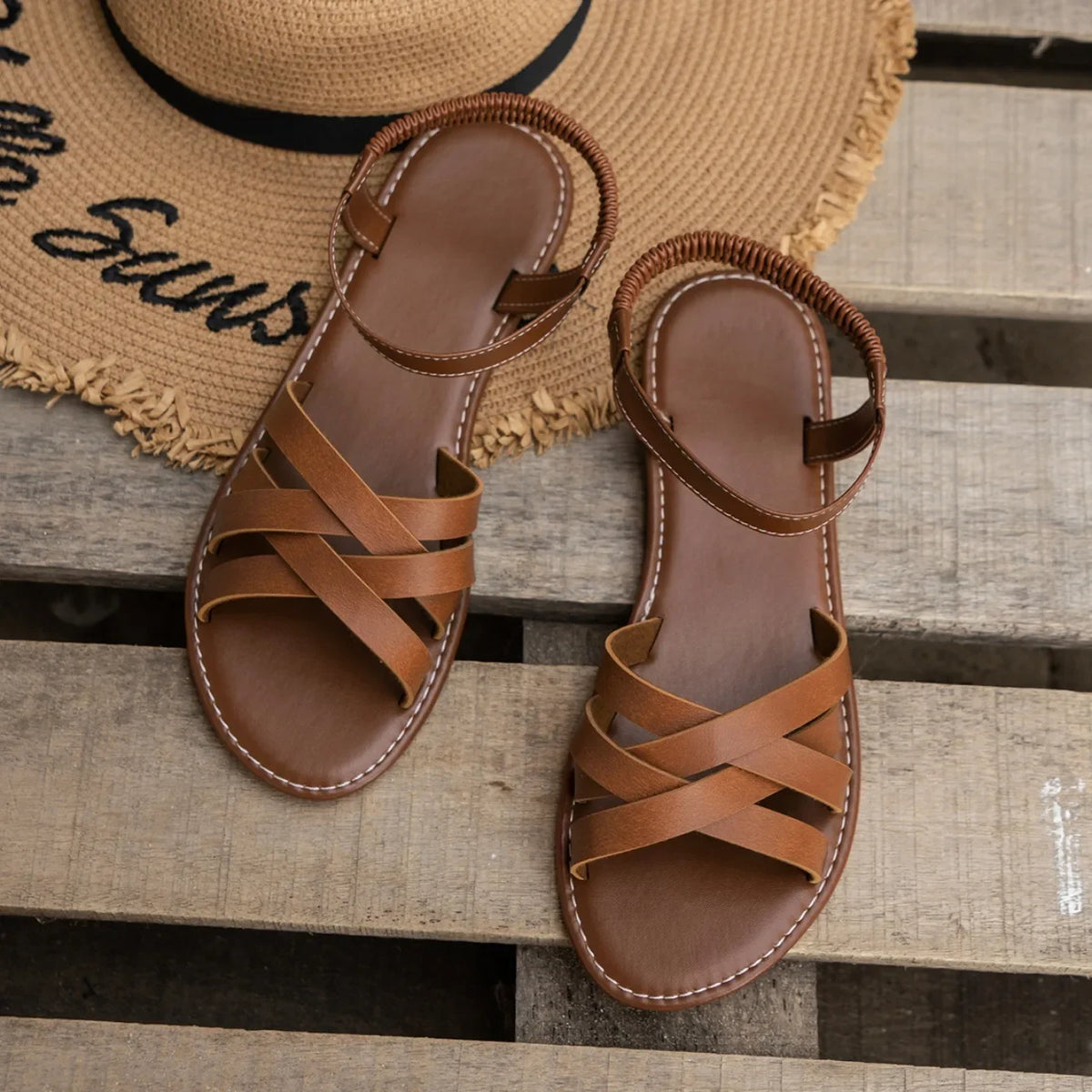 Sandalias de estilo romano con tira posterior y taco bajo