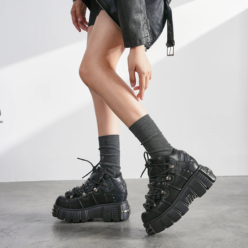 Borcegos de plataforma con cordones y detalles metálicos