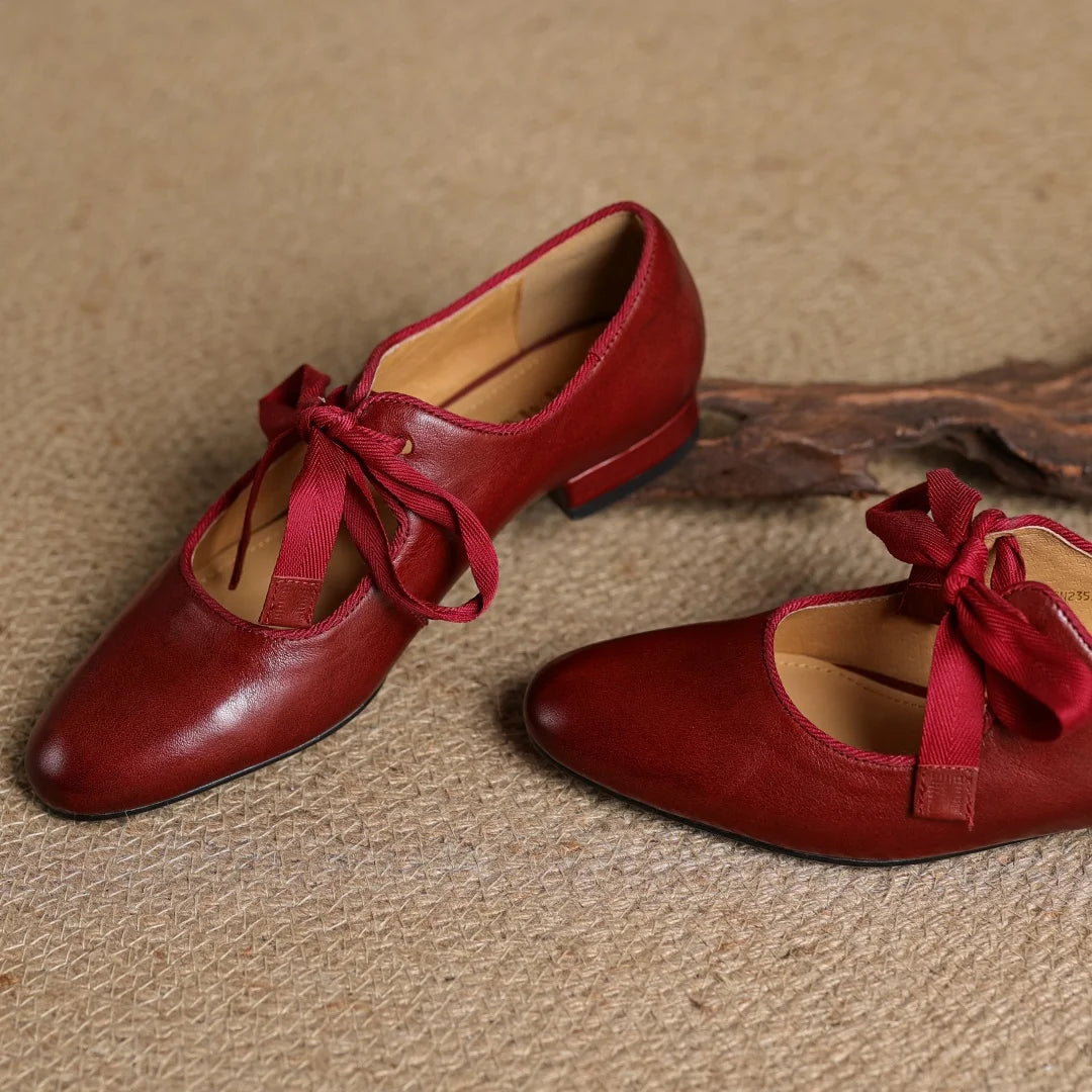 Zapatos de mujer en cuero con moño y punta redonda