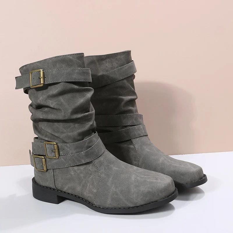 Botas cortas con hebilla decorativa y taco cuña bajo