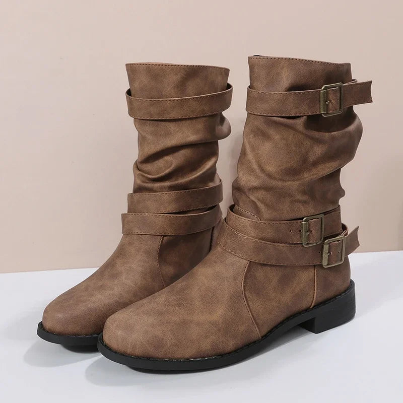 Botas cortas con hebilla decorativa y taco cuña bajo