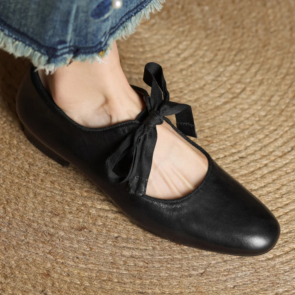 Zapatos de mujer en cuero con moño y punta redonda