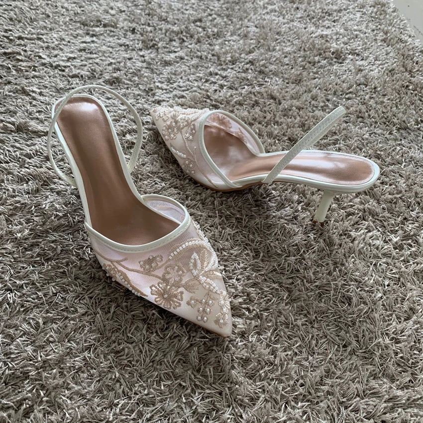 Stilettos destalonados de malla bordada con tira posterior