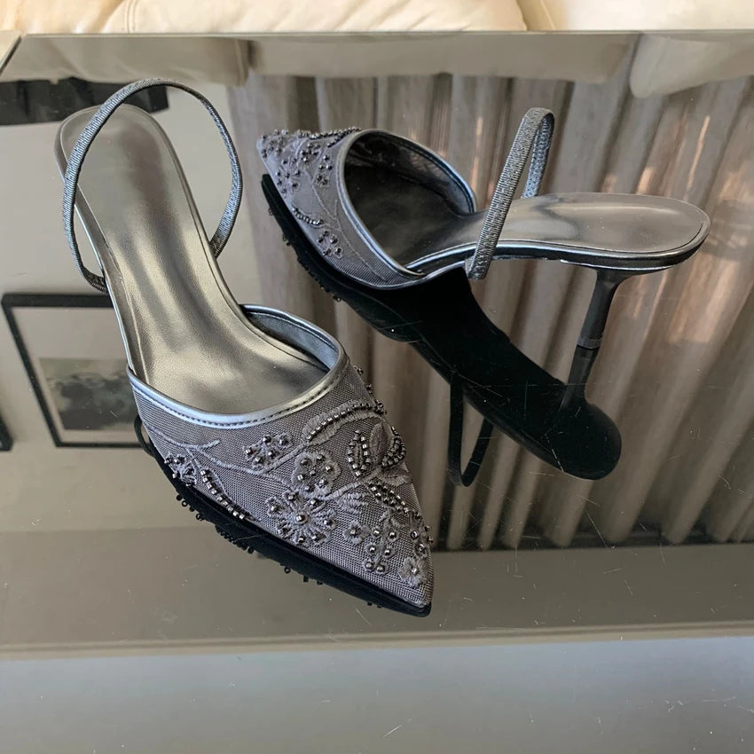 Zapatos slingback de malla con flores bordadas y taco fino