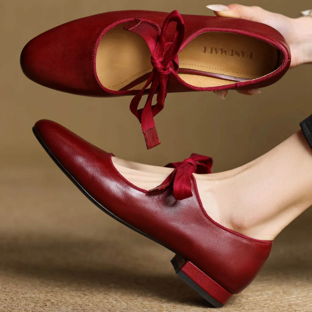 Zapatos de mujer en cuero con moño y punta redonda