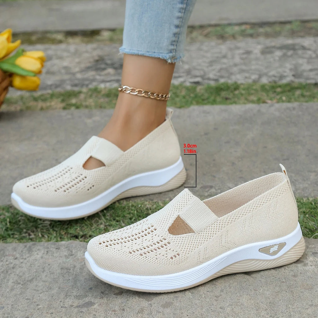 Zapatillas de tejido calado con cuña baja y punta redonda