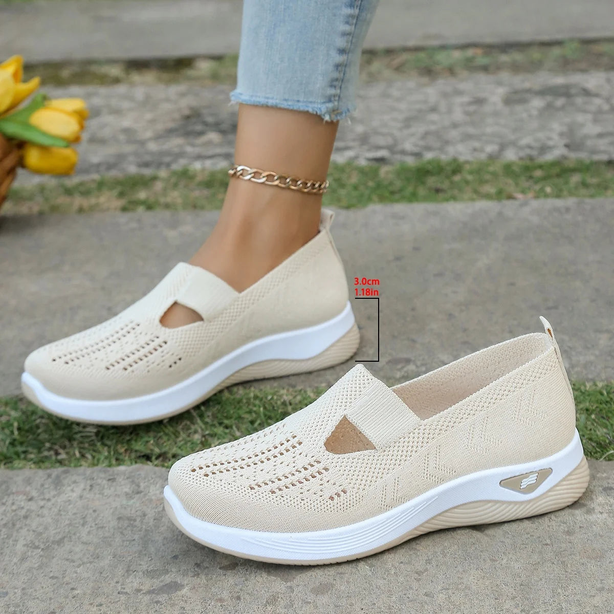 Zapatillas de tejido calado con cuña baja y punta redonda