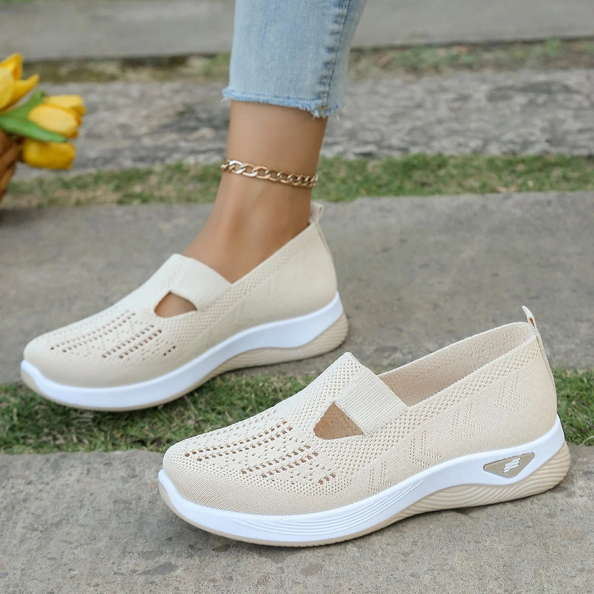 Zapatillas de tejido calado con cuña baja y punta redonda