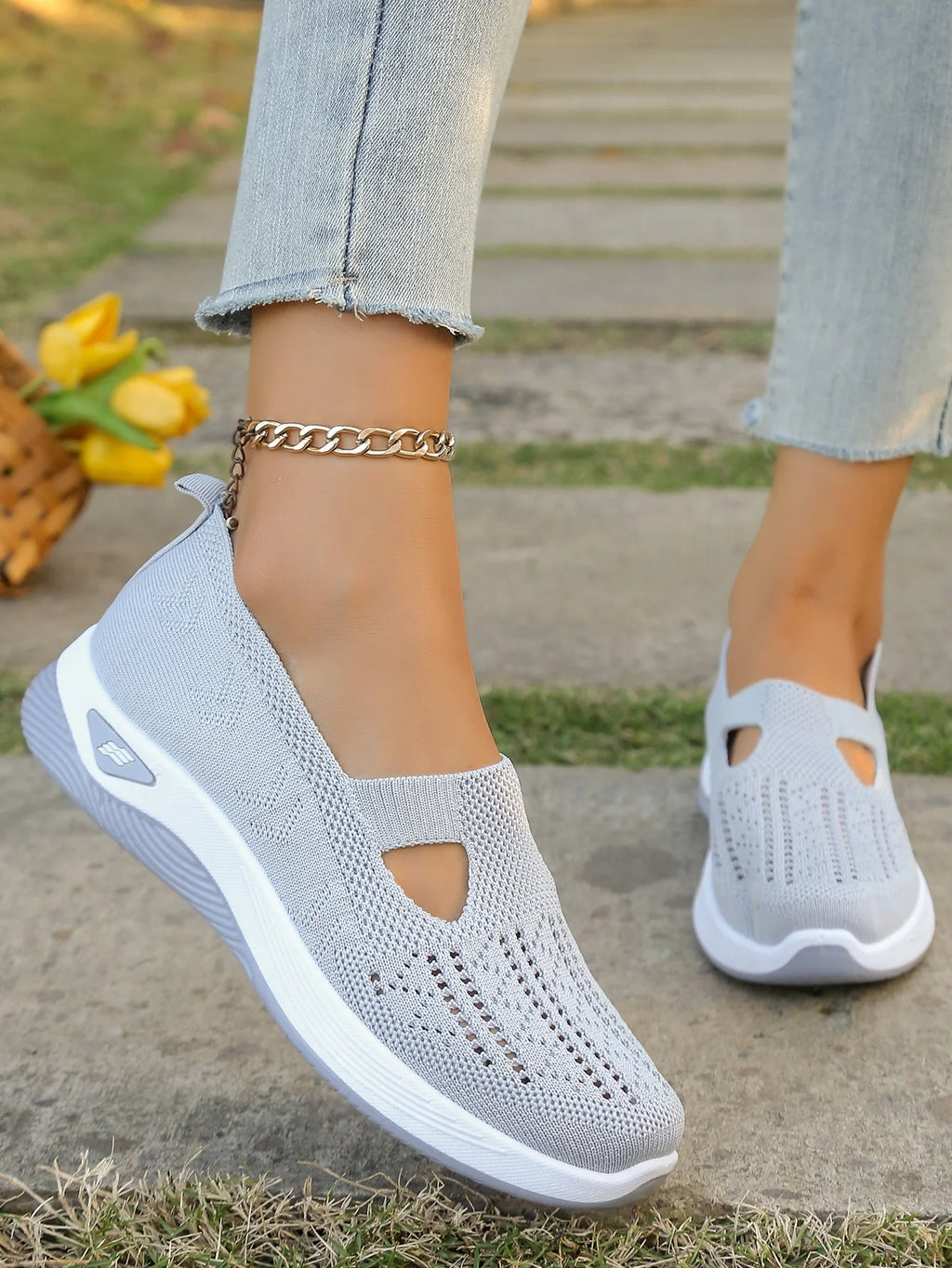 Zapatillas de tejido calado con cuña baja y punta redonda