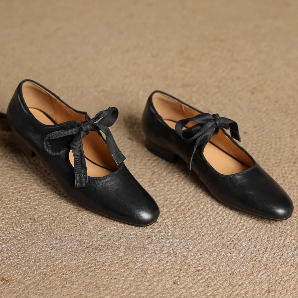 Zapatos de mujer en cuero con moño y punta redonda